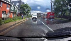 Canada: un conducteur de camion s'amuse a éclabousser des piétons, il se filme et se fait licencier - Regardez