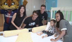 PSG - Maxwell et Draxler visitent les enfants d’un hôpital de Singapour