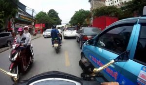 Un homme en scooter se fait renverser par un camion et repart l'air de rien