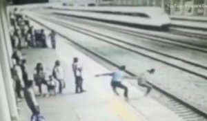 Un employé de gare sauve une femme qui veut se jeter sur les rails