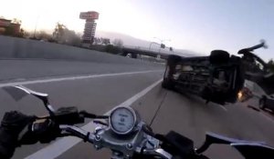 Ce motard se fait percuter par un SUV sur l'autoroute