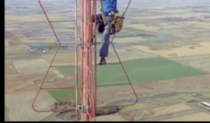 Cet employé travaille à 450m de hauteur au sommet d'une antenne : vertigineux