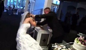 Une Decoupe De Gateau De Mariage Particulierement Spectaculaire Sur Orange Videos