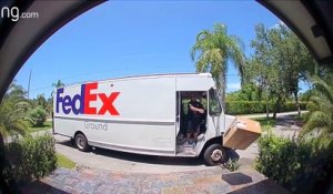 Un livreur FedEx pris en flagrant délit de "lancer de colis fragile"