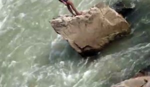 Cet ado indien plonge dans une rivière en crue... Incroyable