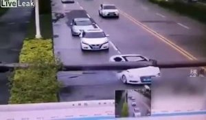 Miraculé, ce conducteur sort vivant d'une voiture écrasée par un pylône lampadaire !