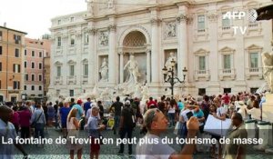 Rome: face au flot de touristes, la fontaine de Trevi suffoque