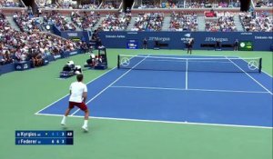 Pourquoi passer au-dessus du filet quand on peut le contourner ? Le point du jour est signé Federer