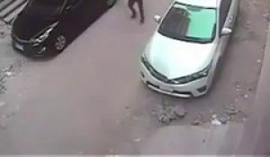 Un débile tente de casser la vitre d'une voiture avec une pierre... Raté