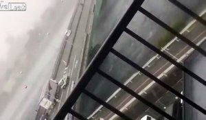 Ce camion se retourne poussé par le vent sur un pont ! Typhon au Japon