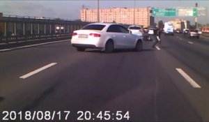 Le réflexe de cet automobiliste qui  coupe la route pour protéger un motard qui vient de chuter au milieu de l'autoroute