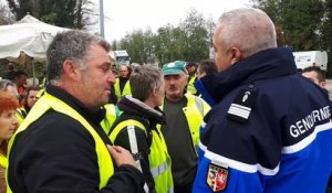 Tension entre les gilets jaunes et les gendarmes au rond-point de la Croix-de-Romans à Crest