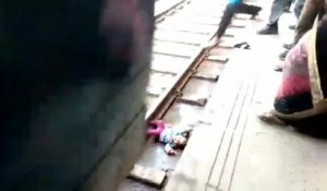 Miracle en Inde, un bébé passe sous un train et s'en sort indemne