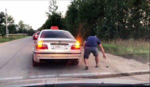 Il va immédiatement regretté avoir jeté sa bière par la fenêtre du taxi