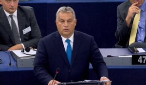 "La Hongrie stoppera l'immigration illégale. Elle défendra ses droits et si nécessaire contre vous". Le discours droit dans ses bottes du Premier ministre hongrois face aux eurodéputés
