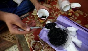 A Idleb, un Syrien fabrique des masques à gaz artisanaux