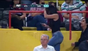 Un caméraman filme cette femme et rate une faute lors du match de football