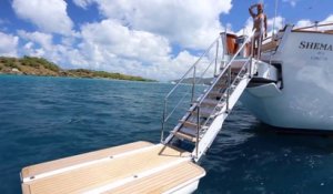 Ce yacht a une plateforme pour nager... Vacances de rêve