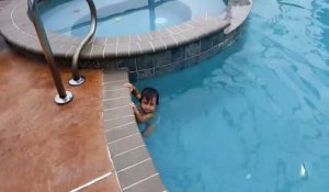 Un bébé s'amuse à nager dans un piscine tout seul !
