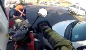 Héro du jour : un motard intervient en plein carjacking