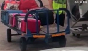 Ce bagagiste qui vole dans une valise pensait que personne ne le verrait