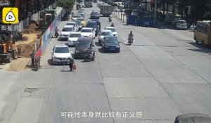 Ce scooter bloque la route pour laisser traverser une vielle dame !