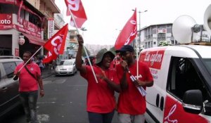 En Martinique, Macron veut s'attaquer à la "vie chère"