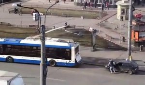 Des russes essaient d'accrocher leur voiture à un bus... raté