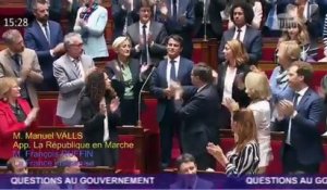 La standing-ovation des députés LREM en hommage à Manuel Valls perturbée par les députés de la France Insoumise, qui brandissent des pancartes "Bon débarras"
