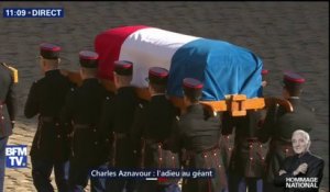 Le cercueil de Charles Aznavour quitte la cour des Invalides au son "d'Emmenez-moi"