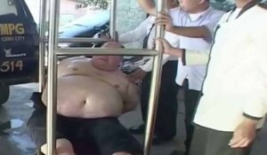 En Thaïlande un client britannique saccage sa chambre d'hôtel et se fait sortir sur un porte-bagages