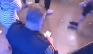 Un policier grillé en train de photographier des fesses à un concert de Drake
