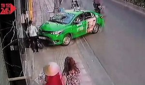Regardez comment ce taxi arrete un voleur de téléphone