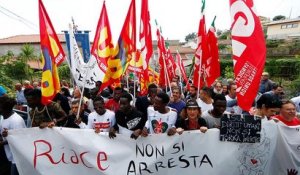 Italie : manifestation de soutien au maire "pro-migrants" de Riace