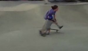 Un skateur percute violemment un enfant en trottinette dans un skatepark