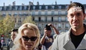 Pamela Anderson et Maxime Dereymez se font enfermer dans une cage en plein Paris