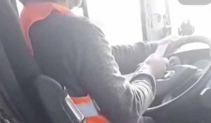 Un chauffeur de bus scolaire écrit des textos pendant qu'il conduit des enfants