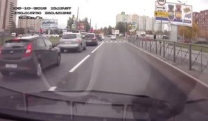 Russie : Un automobiliste en colère après avoir été klaxonné reçoit une bonne correction !