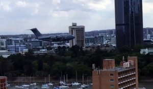 Un avion militaire vole en rase-motte au dessus de Brisbane en Australie... Terrifiant
