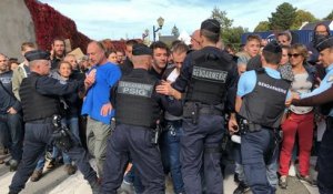 Face-à-face tendu entre les gendarmes et les pro-migrants
