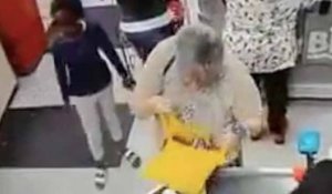 Une maman envoie sa fille voler dans le sac d'une femme âgée