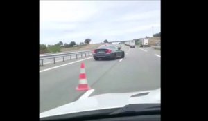 Il s'amuse à drifter entre des plots de signalisation sur l'autoroute