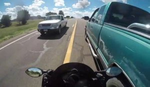 Un motard inconscient se met à accélérer et doubler n'importe comment
