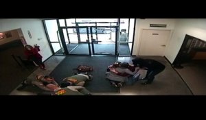 Héros du jour : ces policiers sauvent un bébé qui ne respirait plus dans un centre commercial !