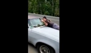 Ce gars est accroche à sa voiture alors que son ex essaie de la lui voler