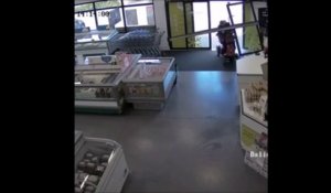 Un papy rentre dans un magasin en scooter electrique et détruit tout