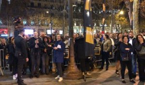 Vendredi, 00 h 01, les fans de Johnny entrent dans la Fnac des Champs-Élysées