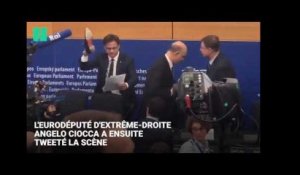 Un eurodéputé écrase les notes de Moscovici avec sa chaussure