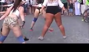 Petite démo de Twerk pendant une parade devant des enfants.. bonne idée !