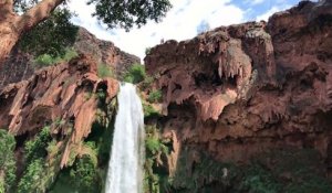 Il plonge du haut d'une cascade de 35m... Vertigineux